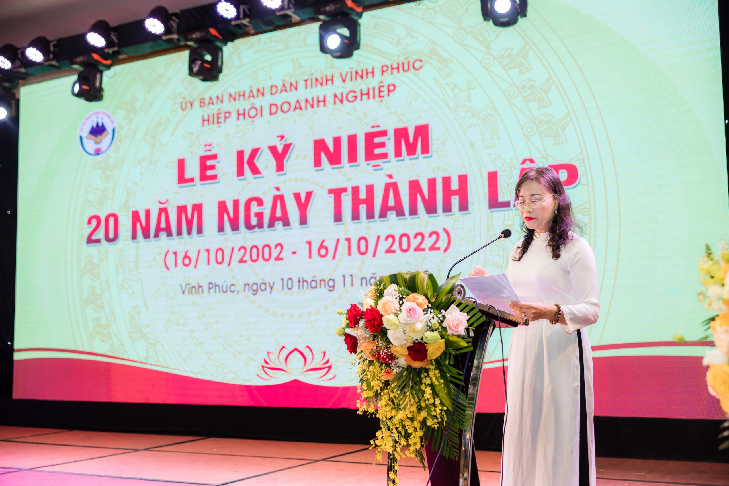 Bà Phạm Thị Hồng Thủy - Chủ tịch Hiệp hội doanh nghiệp tỉnh Vĩnh Phúc phát biểu tại Lễ kỷ niệm 20 năm ngày thành lập Hiệp hội (16/10/2002 – 16/10/2022)