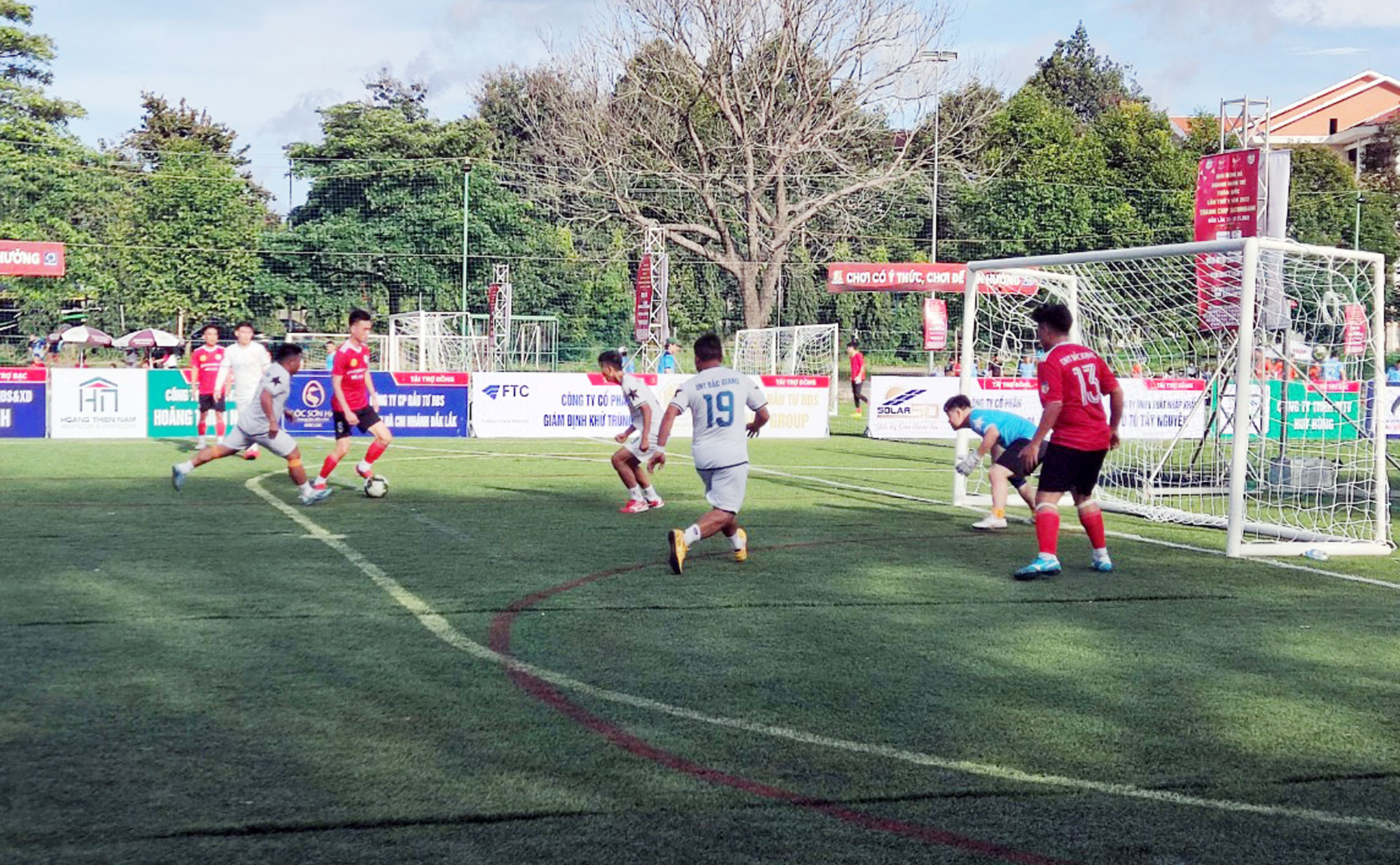 Màn tranh tài trong trận tranh chức vô địch giữa CLB bóng đá Hội Doanh nhân trẻ tỉnh Bắc Kạn và CLB bóng đá Hội Doanh nhân trẻ tỉnh Bình Định