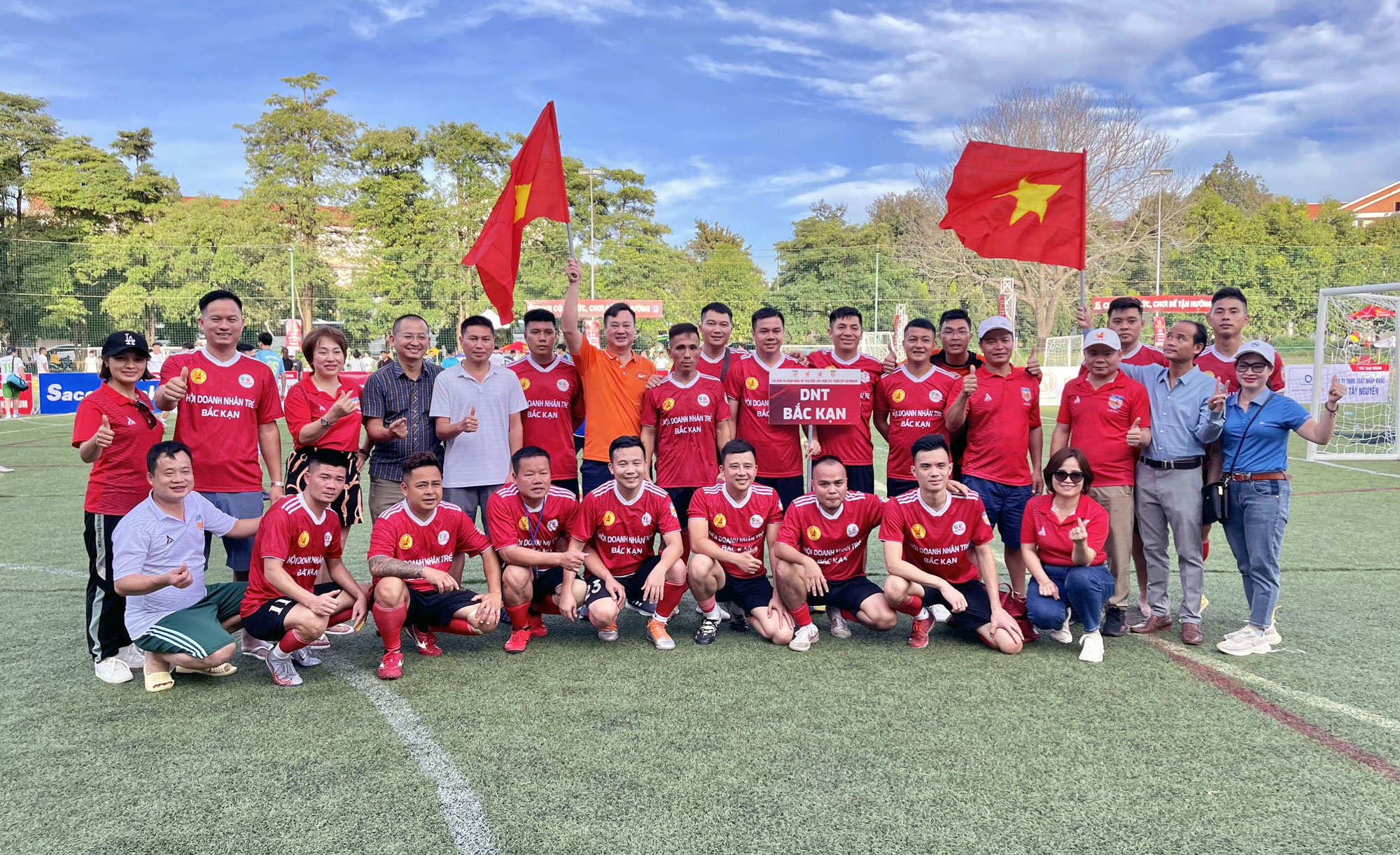 Nhiều Giám đốc các doanh nghiệp tỉnh Bắc Kạn đã có mặt cổ vũ cho đội tuyển bóng đá Hội Doanh nhân trẻ Bắc Kạn